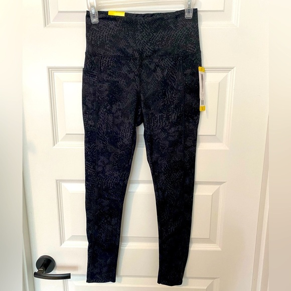 * NEW Danskin Black Patterned Leggings Size S Workout Yoga Run Walk Hike Active - Picture 2 of 7